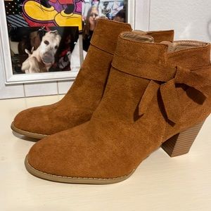 NWOT Bowtie Booties